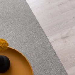 Velours-Teppich Auf Maß | Dynasty | Läufer Mit Flauschigem Velours-Flor 28 Velours-Teppich Auf Maß | Dynasty | Läufer Mit Flauschigem Velours-Flor -Floordirekt 26822 Dynasty 02 Grey 1600x1600 1c3589cc d30e 459b a0b2 50036f2b7a18