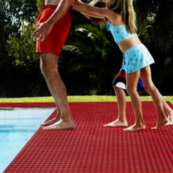 Antirutschmatte Aqua-Grip Für Barfußzonen | Antibakterielle Beschaffenheit | 12 Mm -Floordirekt Antirutschmatte Aqua Grip Rot Schwimmbad