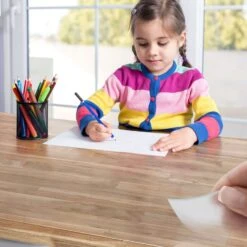 Tischfolie Neo | Unterlegmatte Für Büro Und Schule 18 Tischfolie Neo | Unterlegmatte Für Büro Und Schule -Floordirekt BSM Zuschnitt Tisch mit Kind Lupe