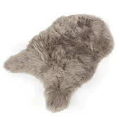 Kunstfell Nelly | Flauschiges Dekofell | Individuell Einsetzbar | In Verschiedenen Farben 35 Kunstfell Nelly | Flauschiges Dekofell | Individuell Einsetzbar | In Verschiedenen Farben -Floordirekt Fakelongwoolsheepskinrug DarkBeige 01.2
