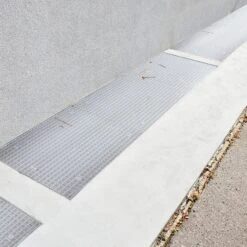 Lichtschachtabdeckung | Schutzgitter Für Kellerschächte | Zuschneidbar | 120 X 60 Cm 17 Lichtschachtabdeckung | Schutzgitter Für Kellerschächte | Zuschneidbar | 120 X 60 Cm -Floordirekt Lichtschachtgitter GutterMesh Schachtgitter Alu 08