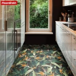 3D CV-Belag | Strelitzia 536M | Vinyl-Bodenbelag Mit Tropischem Design In Realistischer Fliesenoptik 15 3D CV-Belag | Strelitzia 536M | Vinyl-Bodenbelag Mit Tropischem Design In Realistischer Fliesenoptik -Floordirekt Moonlight 6.Strelizia