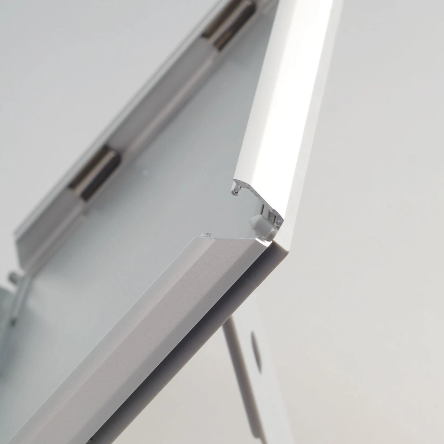 Wechselrahmen Opti-Clic | Rahmenbreite: 14 Mm | Größen A4 Bis A6 9 Wechselrahmen Opti-Clic | Rahmenbreite: 14 Mm | Größen A4 Bis A6 – Bild 7